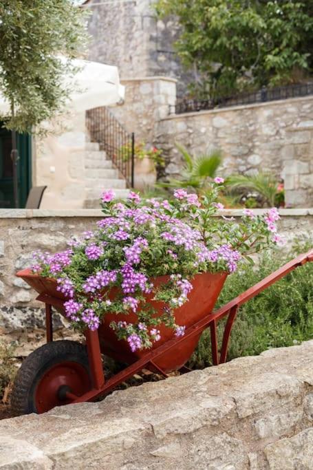 Tzitzifes Stone Mansion Villa Exterior photo